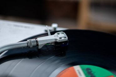 Muzyka elektroniczna – jak słuchać i zbierać winyle